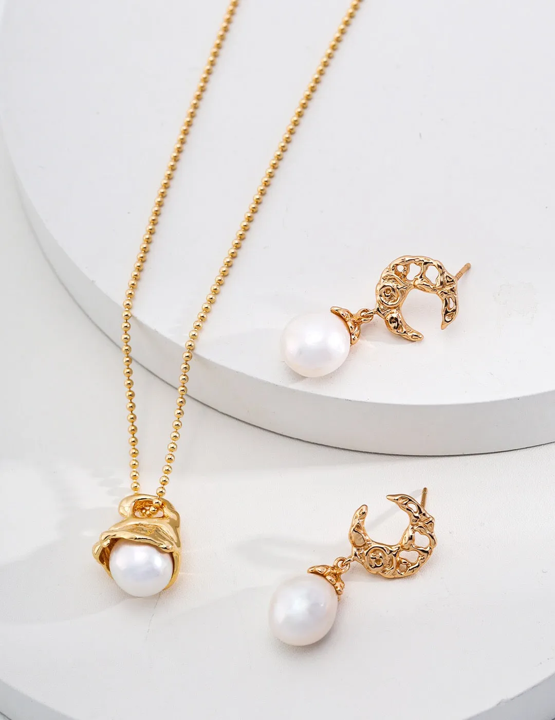 MInimalist Round Pearl Pendant Necklace